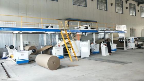 Precisão de corte Velocidade uniforme ± 1 mm Máquina de fabricação de cartão ondulado de alta velocidade de 3 camadas