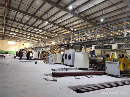 Linha de produção de caixas de cartão onduladas de 5 camadas recém-lançadas com máquina de formação de papel